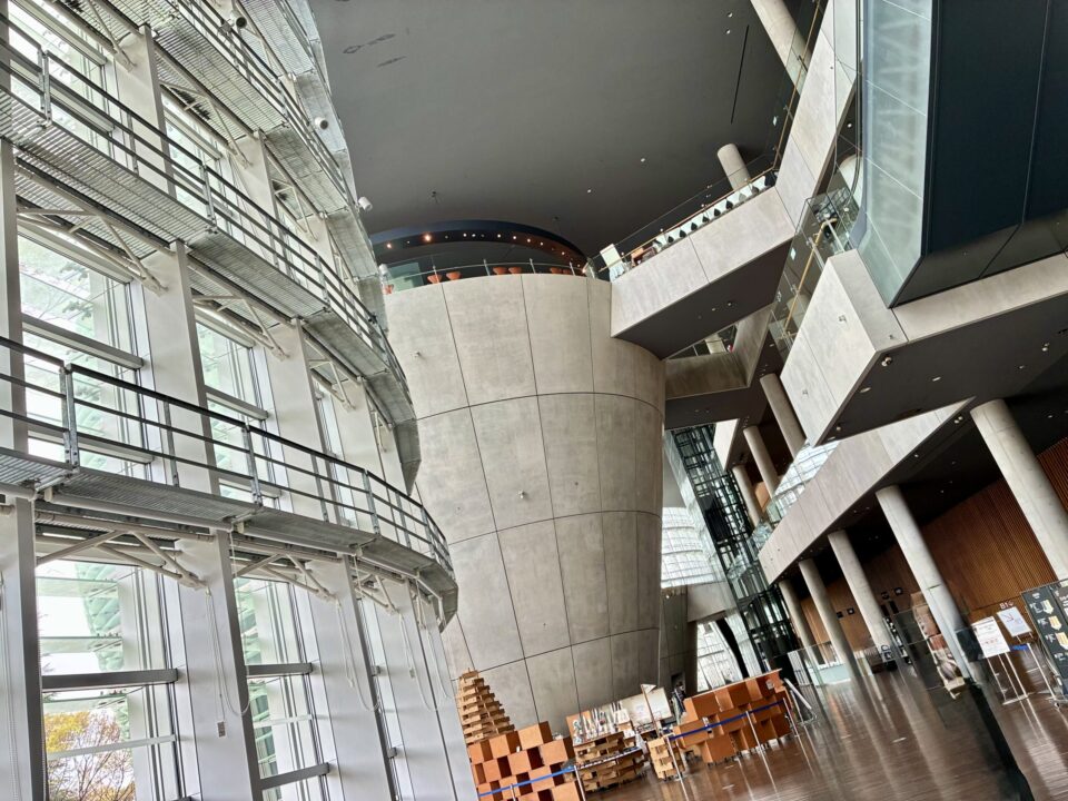 国立新美術館のパブリックスペースの写真