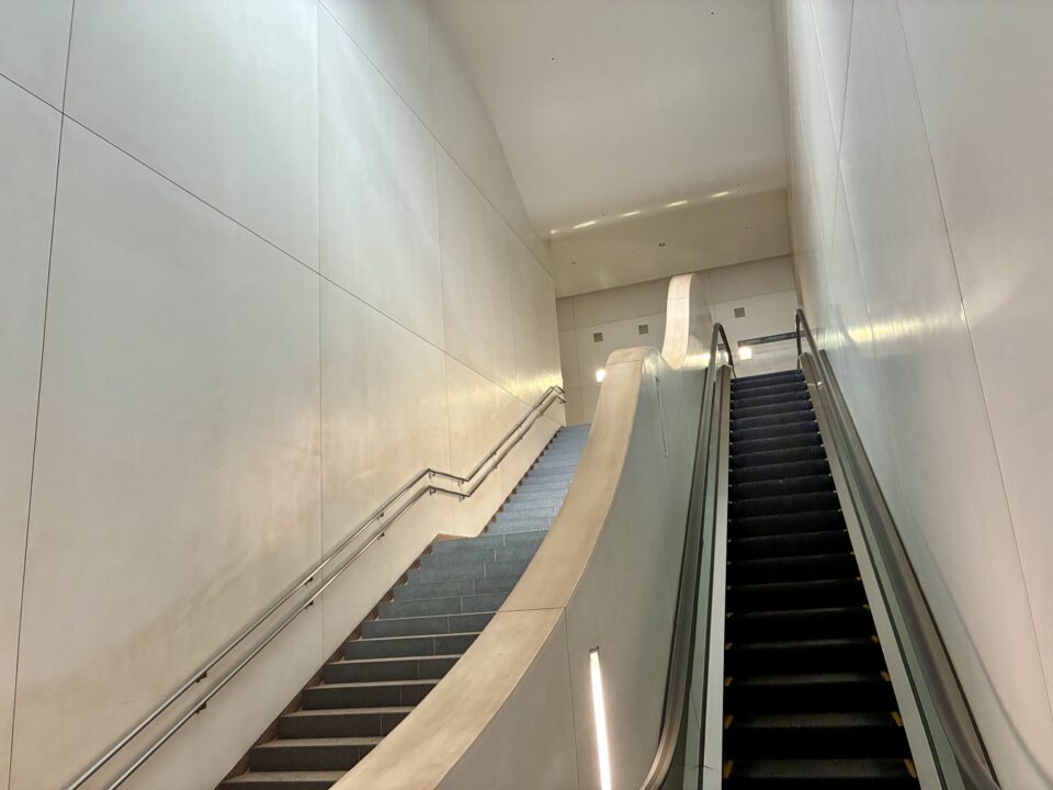 乃木坂駅から国立新美術館へのエスカレーターの写真2