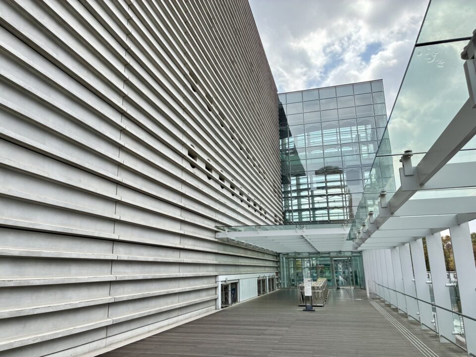 国立新美術館の入り口の写真