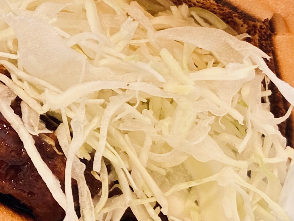 モスのロースカツバーガーの千切りキャベツの写真