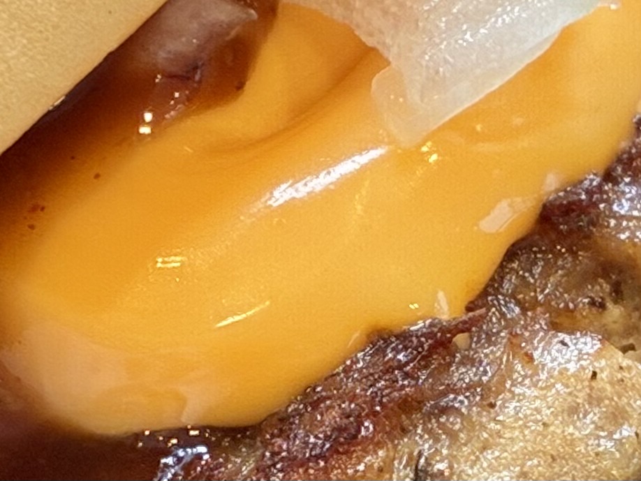 モスバーガー【とびきりチーズ~北海道チーズ~】のチーズの写真